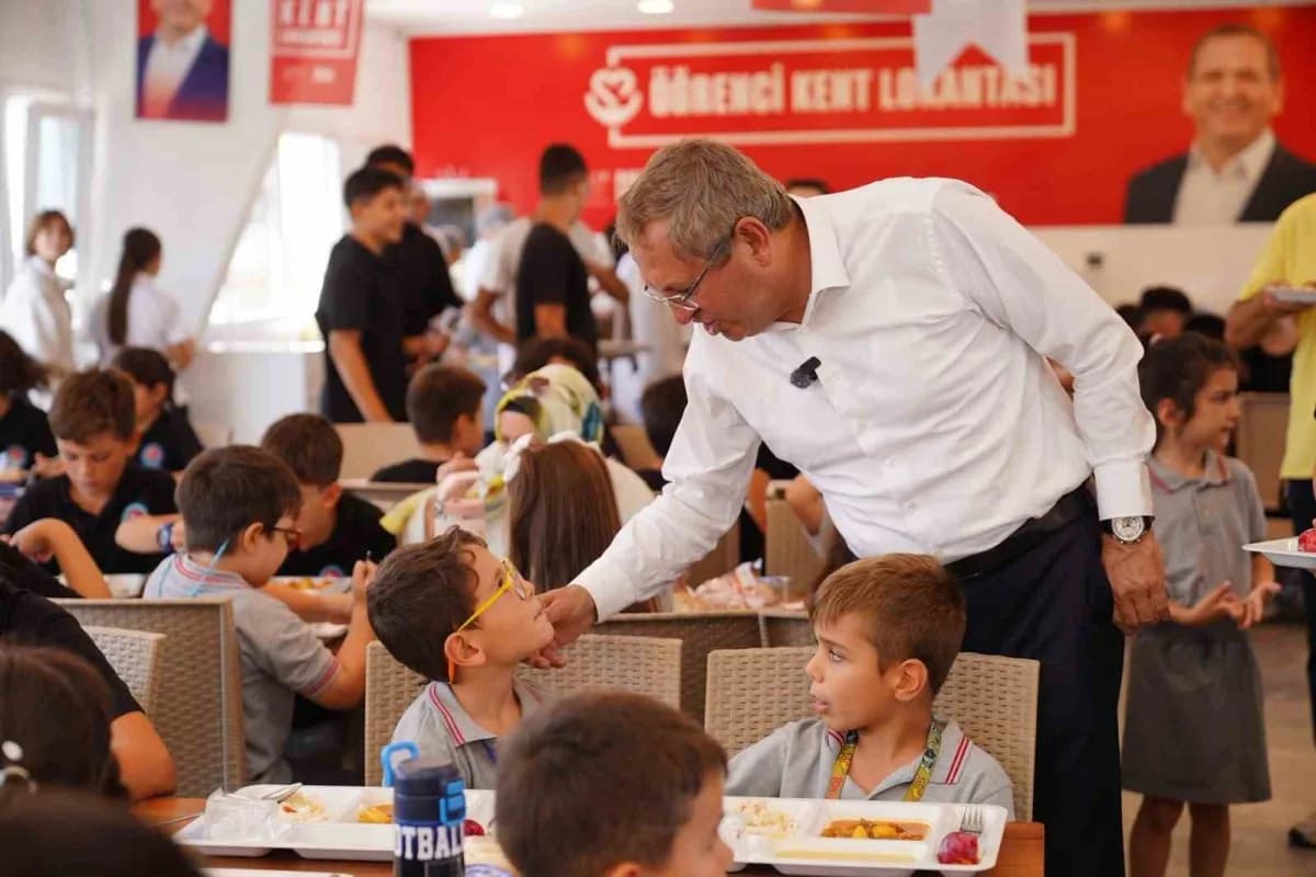 Ayvalık Öğrenci Kent Lokantasında öğrenciler uygun fiyatlı yemek hizmeti alıyor