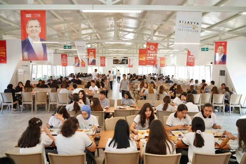 Ayvalık’ta Öğrenci sofrası; 3 çeşit yemek ve meyve 50 TL