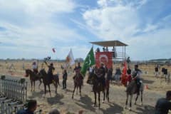 Ayvalık’ta düzenlenen Rahvan At Yarışları sırasında piste çıkan rahvan atlar ve biniciler