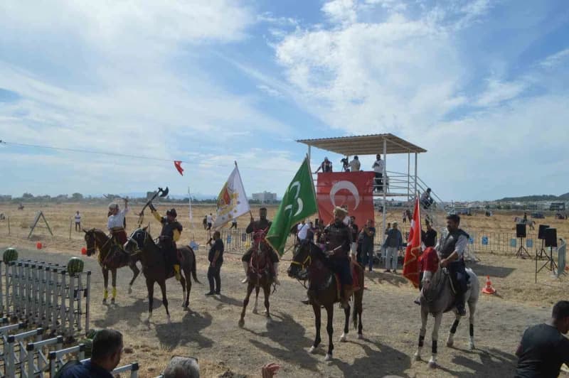 Ayvalık’ta düzenlenen Rahvan At Yarışları sırasında piste çıkan rahvan atlar ve biniciler