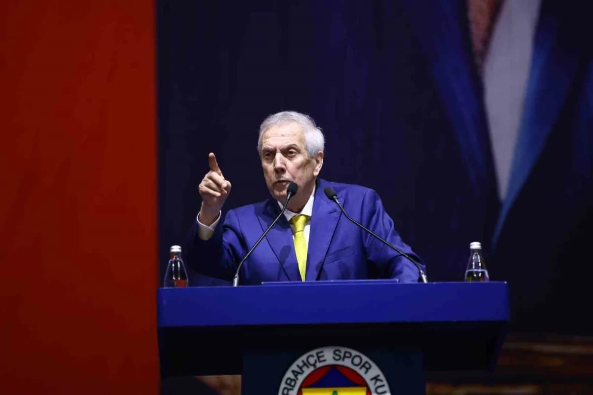 Aziz Yıldırım, Fenerbahçe Olağan Mali Genel Kurul Toplantısında konuşma yaparken