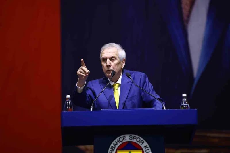 Aziz Yıldırım, Fenerbahçe Olağan Mali Genel Kurul Toplantısında konuşma yaparken