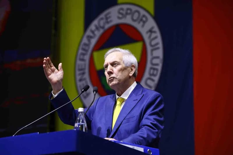 Aziz Yıldırım, Fenerbahçe mali genel kurulunda konuşma yaparken