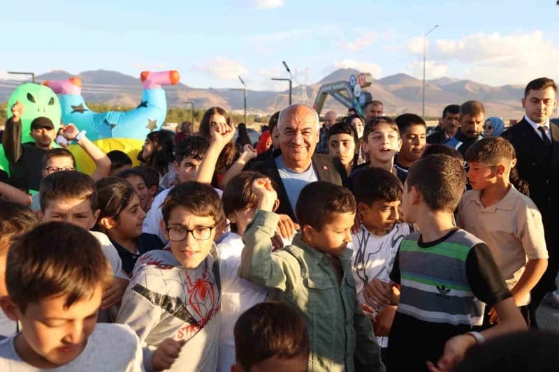 Aziziye Belediyesi’nin ilçe genelinde başlattığı "Aziziye'de Güz Akşamları" etkinlikleri, yediden yetmişe binlerce vatan