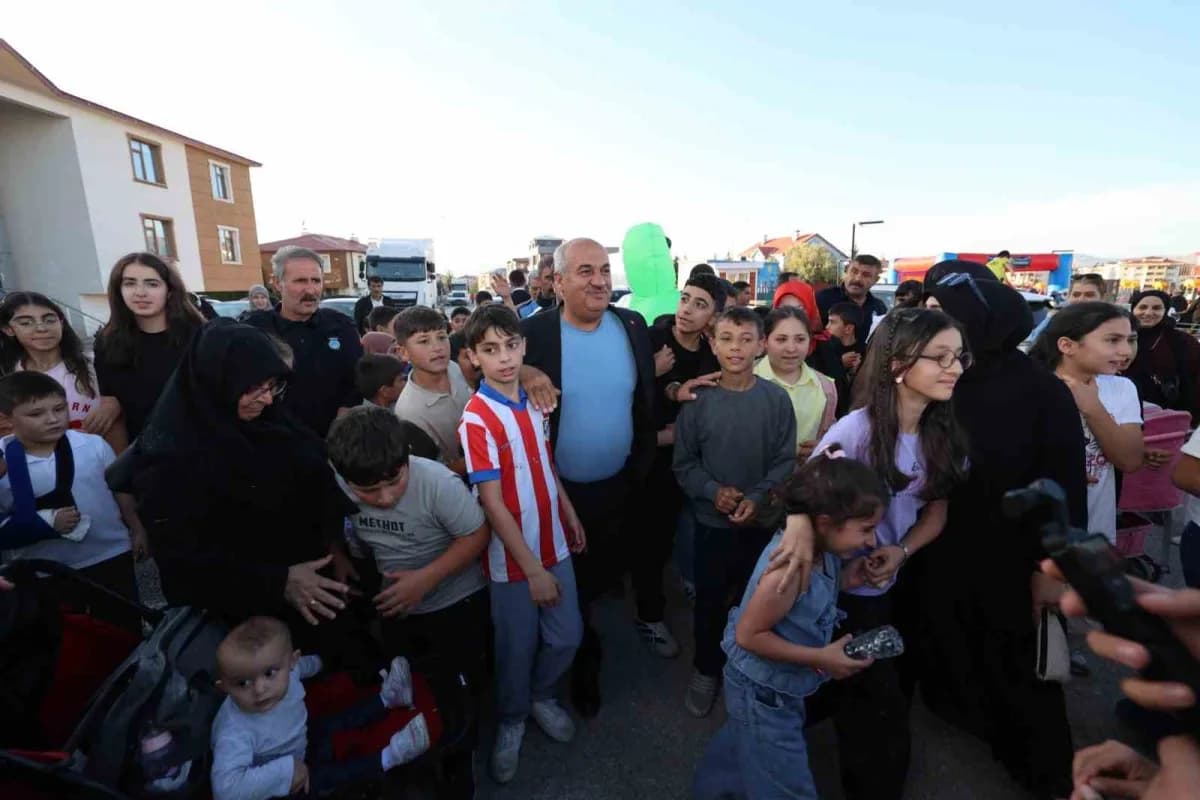 Aziziye’de Güz Akşamları etkinliklerinde çocuklar oyun parklarında eğlenirken Belediye Başkanı Emrullah Akpunar çocuklar