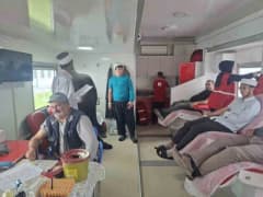 Aziziye Nizamiye Eğitim Kurumları külliye yerleşkesinde düzenlenen kan bağışı etkinliğinde bağışçılar ve organizasyon al