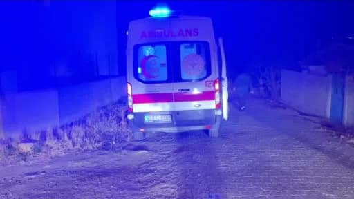 Kırklareli Babaeski Düğüncülü köyünde çıkan ev yangını sonrası itfaiye ekiplerinin müdahalesi