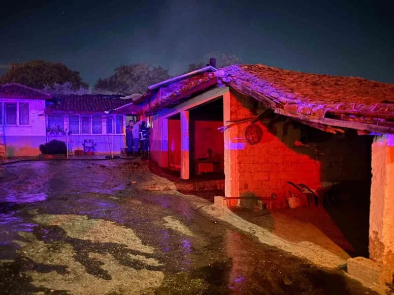 Kırklareli Babaeski Düğüncülü köyünde çıkan ev yangını sonrası itfaiye ekipleri müdahale ediyor