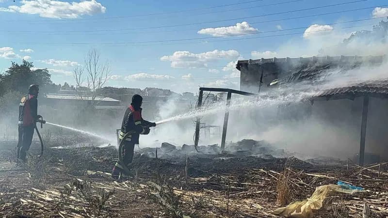 İtfaiye ekiplerinin müdahalesi sonucu yangın kontrol altına alınarak söndürüldü.