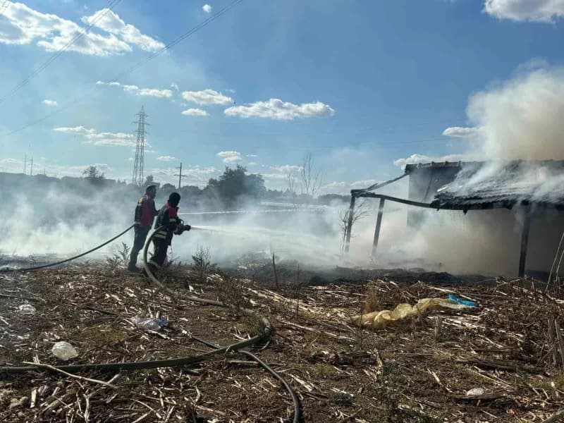 İtfaiye ekiplerinin müdahalesi sonucu yangın kontrol altına alınarak söndürüldü.