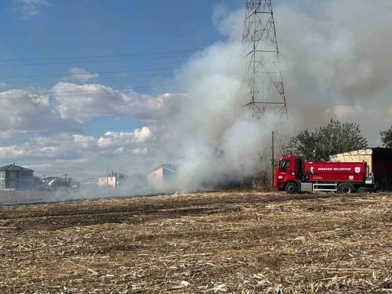 Kırklareli Babaeski’de hayvan çiftliğinde çıkan yangında itfaiye ekipleri müdahalede bulunuyor