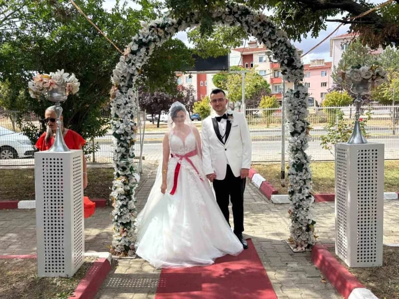 Kırklareli’nin Babaeski ilçesinde yaşayan işitme ve konuşma engelli Simay, sosyal medyada tanıştığı Giray ile dünya evin