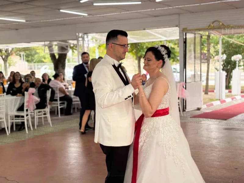 Kırklareli’nin Babaeski ilçesinde yaşayan işitme ve konuşma engelli Simay, sosyal medyada tanıştığı Giray ile dünya evin