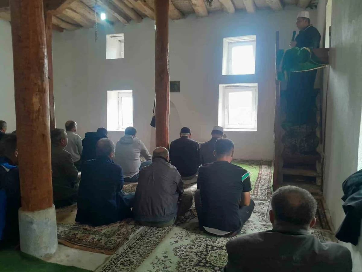Eskişehir Sivrihisar Babullu Köyü Gazi Camii’nde 50 yıl sonra kılınan Cuma namazı