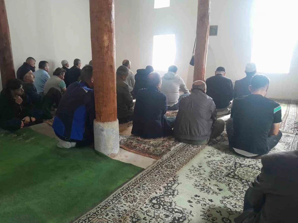 Eskişehir'in Sivrihisar ilçesindeki Babullu Köyü Gazi Camii'nde 50 yılın ardından ilk defa Cuma namazı kılındı.