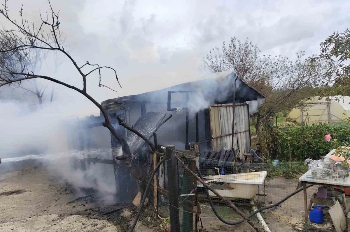 Samsun’un Bafra ilçesinde bir barakada çıkan yangın, itfaiye ekiplerinin müdahalesiyle söndürüldü.