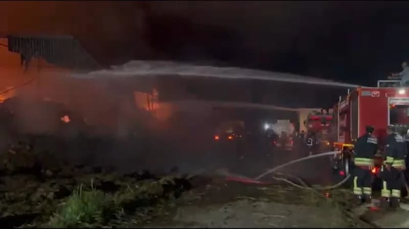 Samsun’un Bafra ilçesinde bir tarım işletmesine ait saman deposunda çıkan yangın, büyük çapta maddi hasara yol açtı. Yan