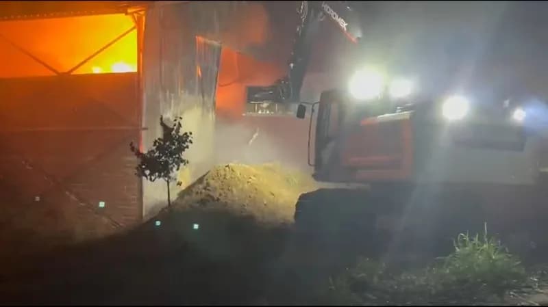 Samsun’un Bafra ilçesinde bir tarım işletmesine ait saman deposunda çıkan yangın, büyük çapta maddi hasara yol açtı. Yan