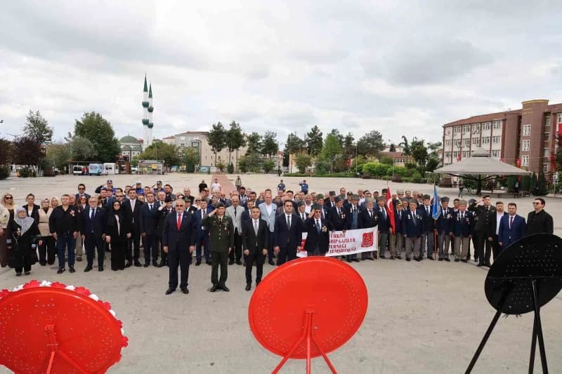 Bafra’da 19 Eylül Gaziler Günü törenlerinde protokol ve gaziler Atatürk Anıtı önünde çelenk sunuyor