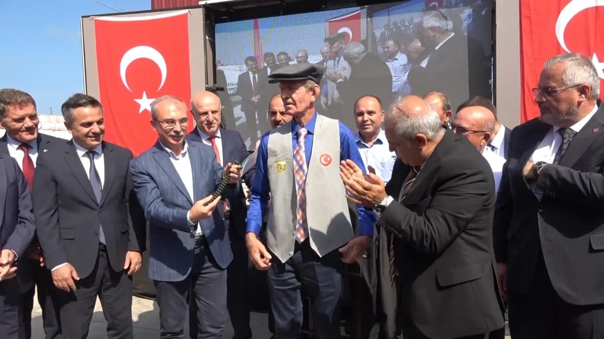 Çeltik ağalığını, 400 bin liralık bağışla çiftçi Osman Akbaş (Şapkalı) kazandı.