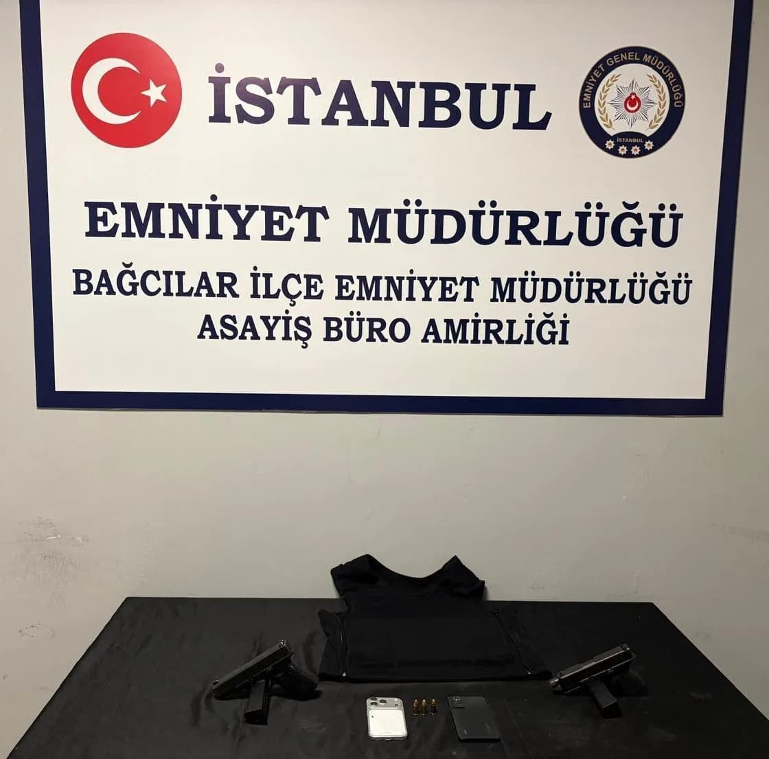 Bağcılar Mahmutbey Mahallesi'nde düzenlenen operasyonda ele geçirilen tabancalar ve balistik yelek