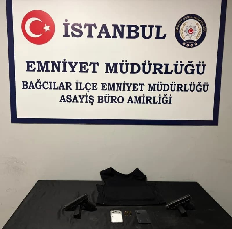 Bağcılar Mahmutbey Mahallesi'nde düzenlenen operasyonda ele geçirilen tabancalar ve balistik yelek