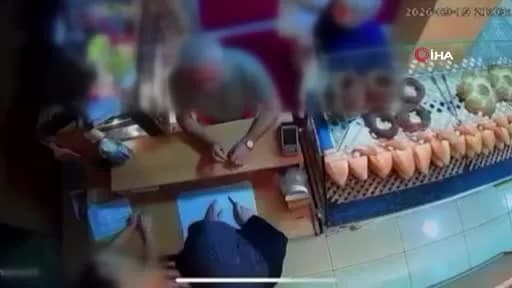 Bağcılar’da kadın fırıncının çocuklarının önünde darbedildiği anın güvenlik kamerası görüntüsü