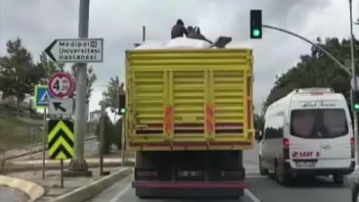 İstanbul Bağcılar’da kamyon kasasında çuvalların üzerinde oturan 3 kişi tehlikeli yolculuk yaparken görüntülendi