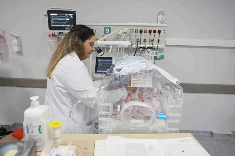 Hatay'da 31 haftalık ve bin 300 gram ağırlığında dünyaya gelen prematüre ikiz bebeklerden birinin bağırsak tıkanıklığı,