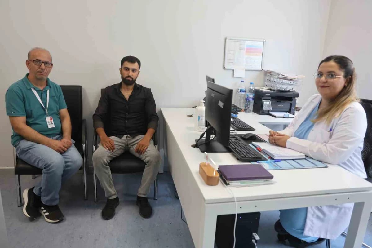 Hatay'da 31 haftalık ve bin 300 gram ağırlığında dünyaya gelen prematüre ikiz bebeklerden birinin bağırsak tıkanıklığı,