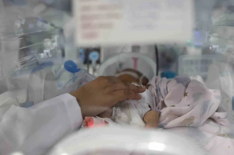 Hatay'da 31 haftalık ve bin 300 gram ağırlığında dünyaya gelen prematüre ikiz bebeklerden birinin bağırsak tıkanıklığı,