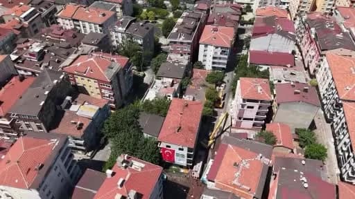 Bahçelievler’de kentsel dönüşüm kapsamında yenilenen binalar ve inşaat çalışmaları