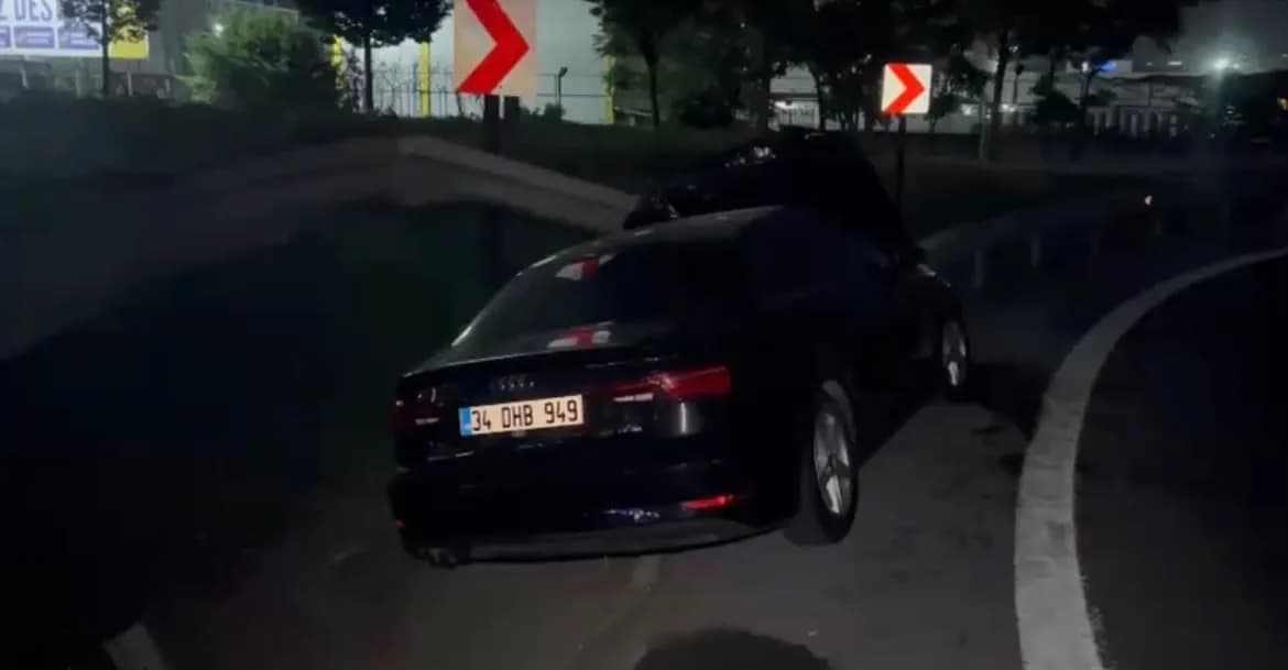 Bahçelievler’de virajı alamayan otomobil bariyere çarptı : 1 yaralı