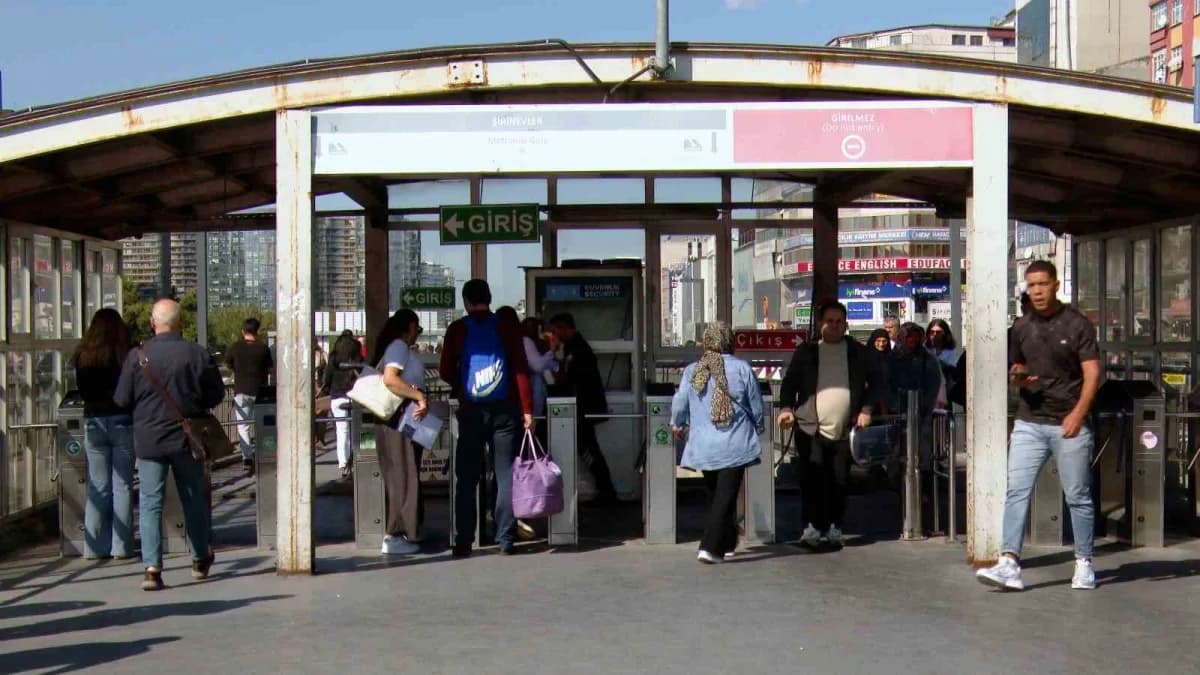 Bahçelievler Belediyesi, nerede okursa okusun tüm Bahçelievlerli öğrencilerin aylık ulaşım abonmanlarını yıllardır kesin