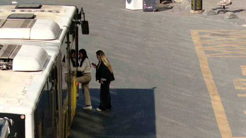 Bahçelievler Belediyesi, nerede okursa okusun tüm Bahçelievlerli öğrencilerin aylık ulaşım abonmanlarını yıllardır kesin