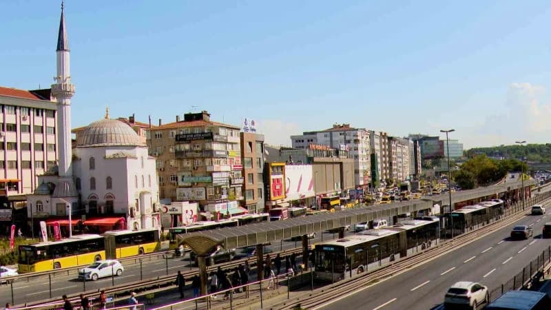 Bahçelievler Belediyesi, nerede okursa okusun tüm Bahçelievlerli öğrencilerin aylık ulaşım abonmanlarını yıllardır kesin
