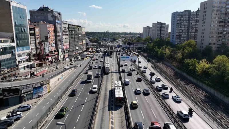 Bahçelievler Belediyesi, nerede okursa okusun tüm Bahçelievlerli öğrencilerin aylık ulaşım abonmanlarını yıllardır kesin