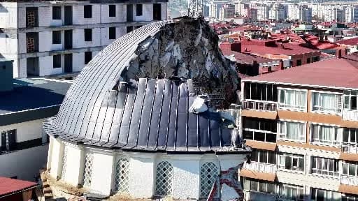 Bahçelievler Yayla Camii'nin yıkım çalışmalarında kubbe ve beton yapısı görülüyor