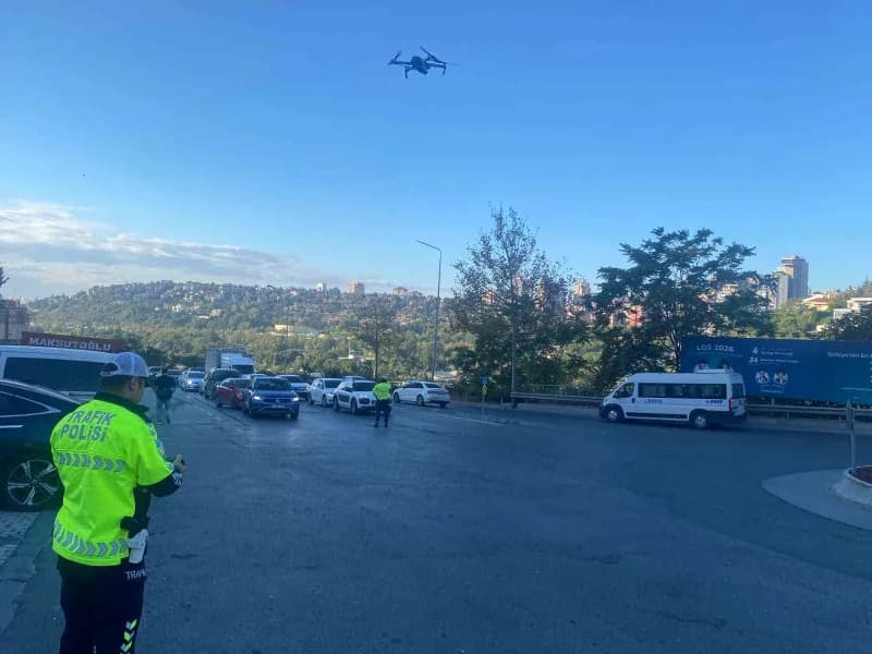 Bahçeşehir’de drone ile trafik denetimi sırasında havadan kavşakların görüntüsü