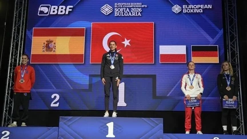 Gençlik ve Spor Bakanı Osman Aşkın Bak, Avrupa Boks Şampiyonası'nda 10 madalya kazanan Milli boksörleri tebrik etti.
