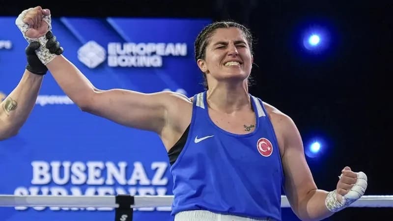 Gençlik ve Spor Bakanı Osman Aşkın Bak, Avrupa Boks Şampiyonası'nda 10 madalya kazanan Milli boksörleri tebrik etti.