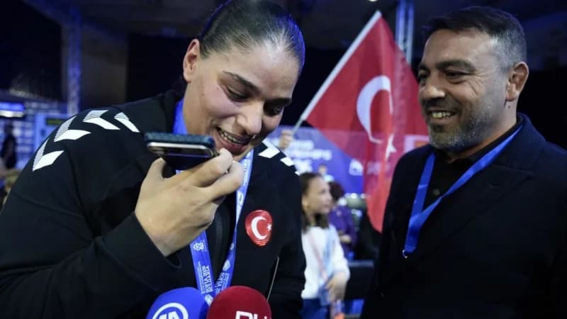 Gençlik ve Spor Bakanı Osman Aşkın Bak, Avrupa Boks Şampiyonası'nda 10 madalya kazanan Milli boksörleri tebrik etti.
