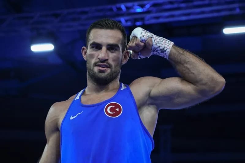 Gençlik ve Spor Bakanı Osman Aşkın Bak, Avrupa Boks Şampiyonası'nda 10 madalya kazanan Milli boksörleri tebrik etti.