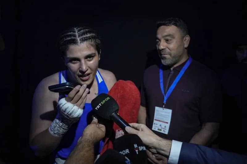Gençlik ve Spor Bakanı Osman Aşkın Bak, Avrupa Boks Şampiyonası'nda 10 madalya kazanan Milli boksörleri tebrik etti.