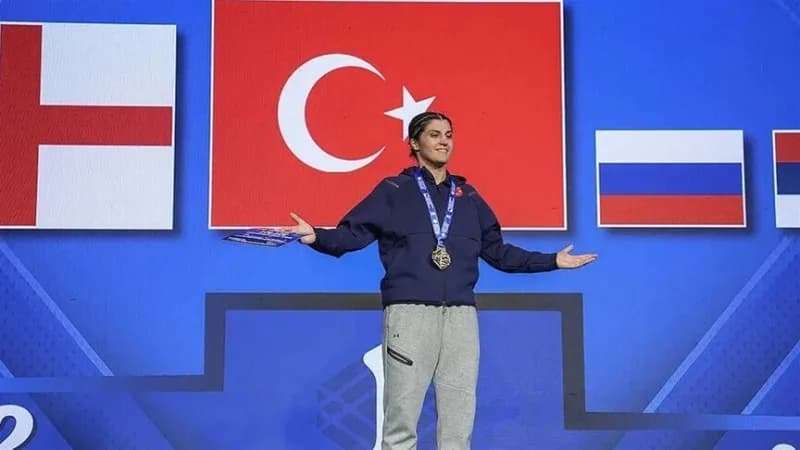 Gençlik ve Spor Bakanı Osman Aşkın Bak, Avrupa Boks Şampiyonası’nda madalya kazanan milli boksörleri tebrik ediyor