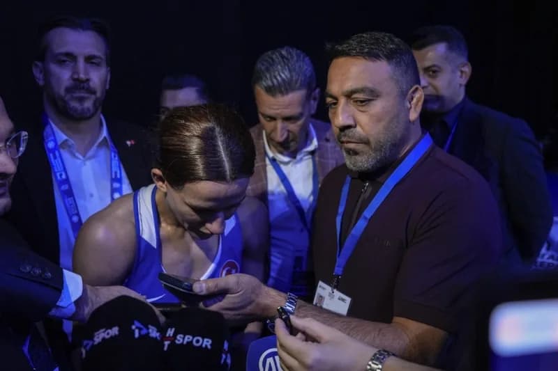Gençlik ve Spor Bakanı Osman Aşkın Bak, Avrupa Boks Şampiyonası'nda 10 madalya kazanan Milli boksörleri tebrik etti.