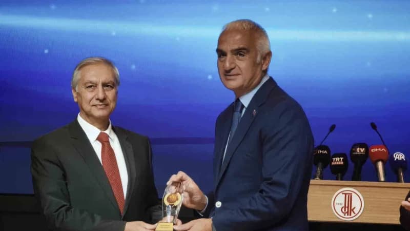 Kültür ve Turizm Bakanı Mehmet Nuri Ersoy, "Türkçe bizim için yalnızca bir lisan değil; binlerce yıllık tarihimizin, med