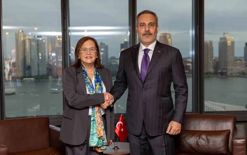 Dışişleri Bakanı Hakan Fidan ve El Salvador Dışişleri Bakanı Alexandra Hill New York'ta anlaşma imzalarken