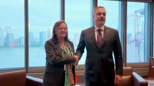 Dışişleri Bakanı Hakan Fidan ve El Salvador Dışişleri Bakanı Alexandra Hill New York'ta anlaşma imzalarken