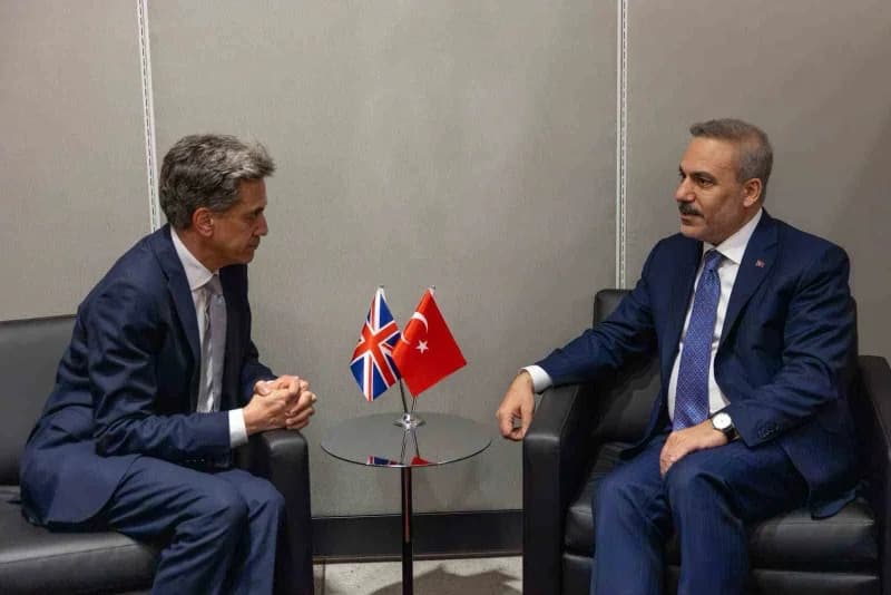 Dışişleri Bakanı Hakan Fidan ve İngiltere Dışişleri Bakanı Ed Miliband New York'ta görüşme yaparken
